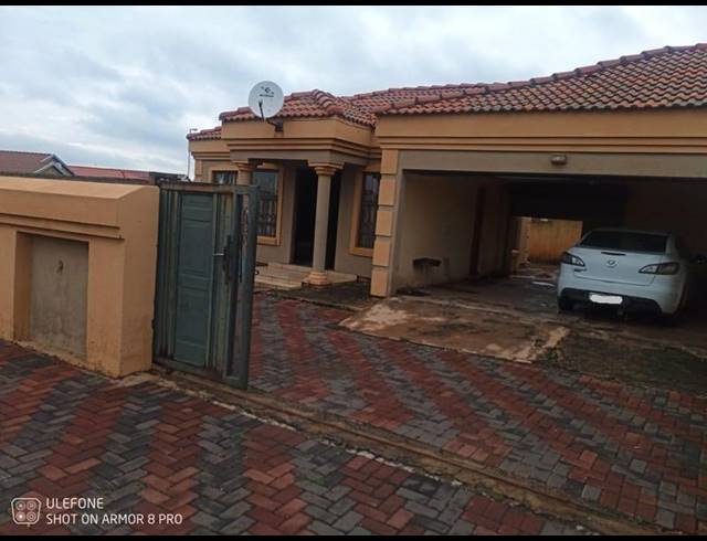 3 BEDROOM HOUSE FOR SALE IN PHUMULA